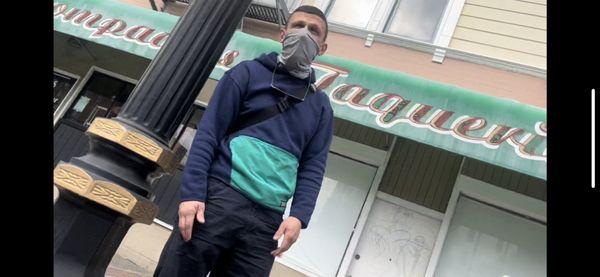 Maxim tries to cut distance and to shot some smashes.