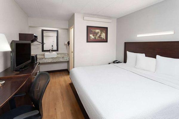 Super 8 by Wyndham Peoria