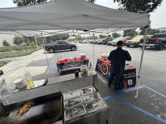 A beautiful outdoor set-up prepared for a corporate event!
Pick-up, delivery, self-serve buffet, full-service catering? We can do it!