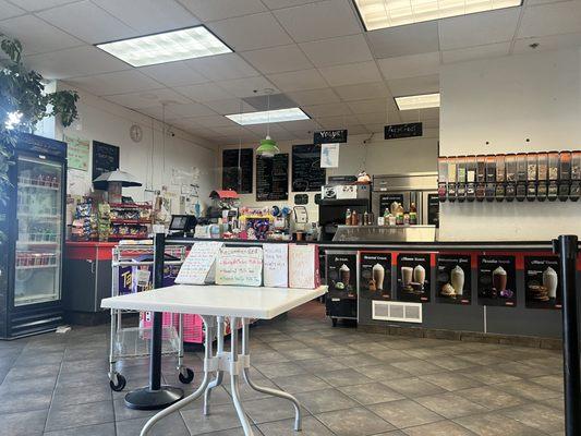 Limón inside the store. The yogurt is served for you. 5.7.2023