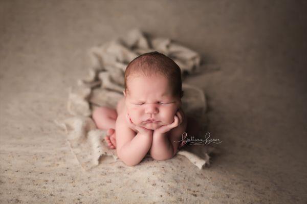Baby picture of the "froggy" pose. Lexington, Ky photographer Brittanie Brown Photography.