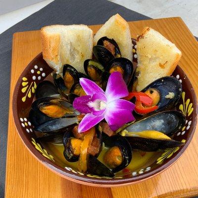 Mejillones with safron sauce