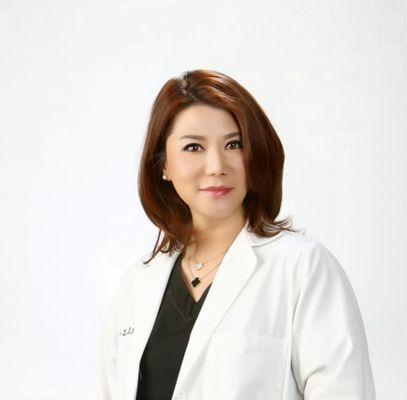 What a beautiful Dentist. Stunning picture.