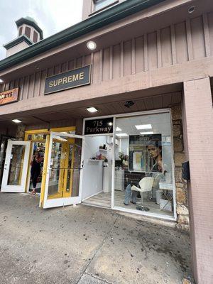 Don't enter! They are scammers!