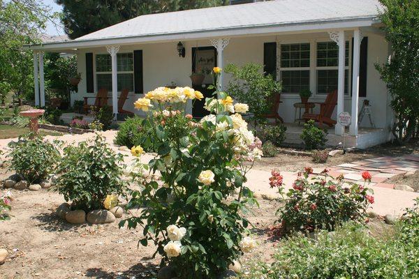 Located on 20 acres with an estate vineyard, is named for its panoramic views of nearby Sequoia/Kings Canyon National Parks.