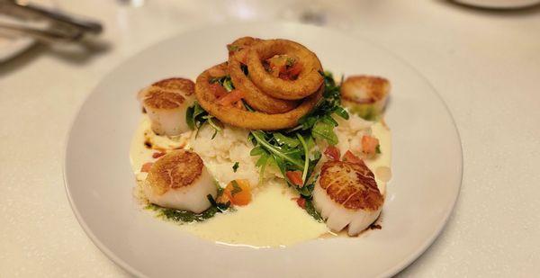 Scallops with cauliflower mash with arugula and onion rings