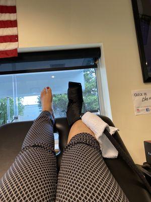 Compression and cooling machine. Was painful at first, BUT oh men after that the pain improves a lot!