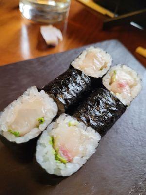 Yellowtail and scallion roll