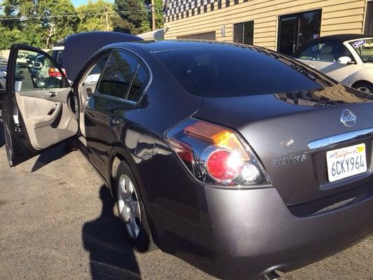 The car doesn't have moonroof and heat seat but in the description. It does. fake