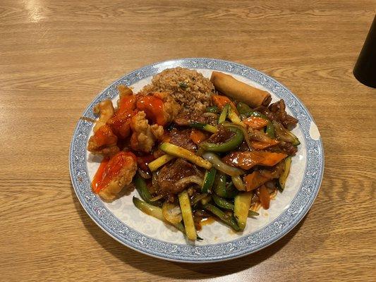 Dinner special...Mongolian, sweet & sour chicken, pork fried rice. Excellent, very yummy.