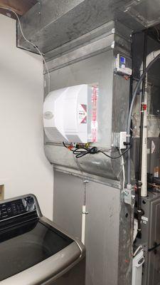 New humidifier AprilAire power humidifier with automatic humidistat installation.