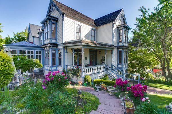 Stay at Main House of the Winchester Inn, a charming historic boutique hotel in Ashland, Oregon, near the Oregon Shakespeare Festival!