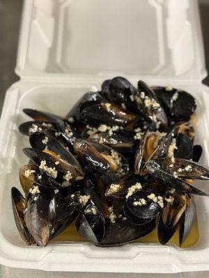 Black Mussel with Garlic Butter pour over