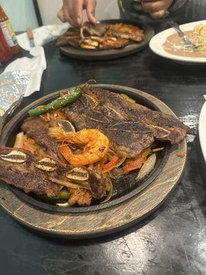 La comida muy buena pero el servicio