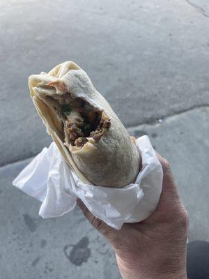 Carne asada burrito hit the spot. Waiting for my car to get an oil change and this spot was just a couple doors down.