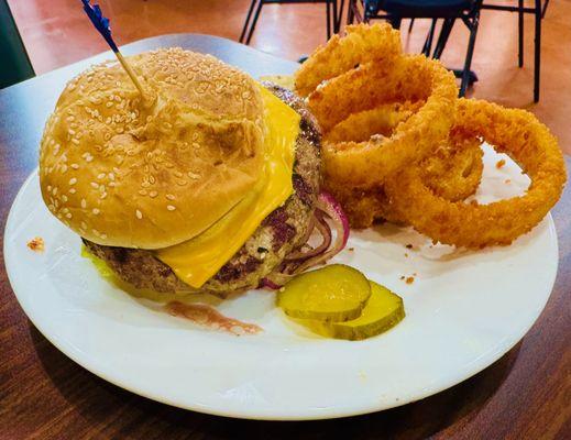 Cheeseburger with Onion Rings