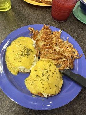 Eggs Benedict & sliced ham & hashbrowns