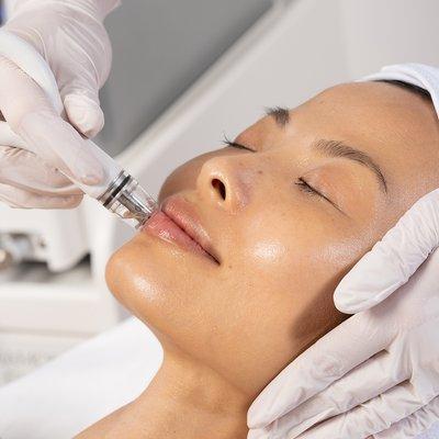 Learn to give your clients the #1 exfoliating facial in our 4-hour Certified DiamondGlow Expert training