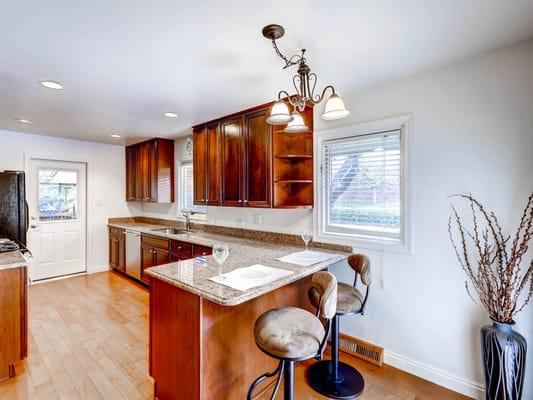 I can help you stage your home! Organize and help you Prep to sell!