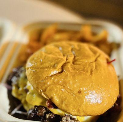 War Hammer Burger with Kettlechips