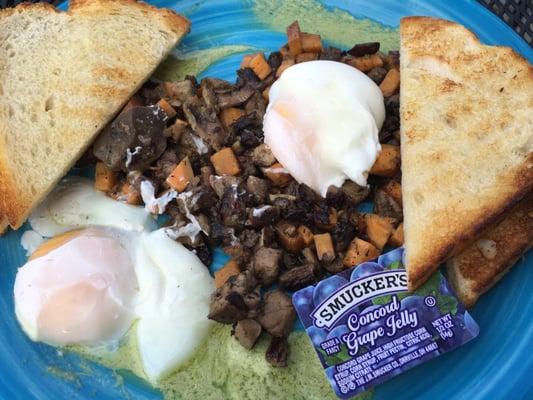 Corned beef hash w/poached eggs & sourdough toast