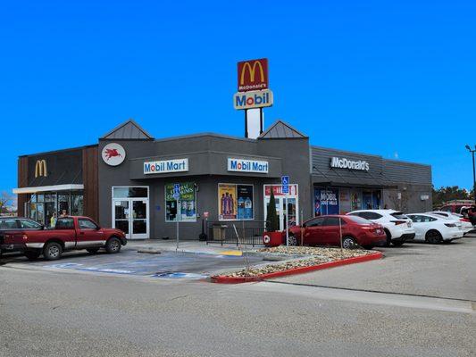 Lost Hills Mobil Gas