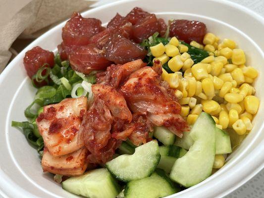 Poke bowl with marinated tuna
