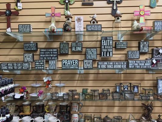 They have tons of the wall hangings I love!! (^_^)