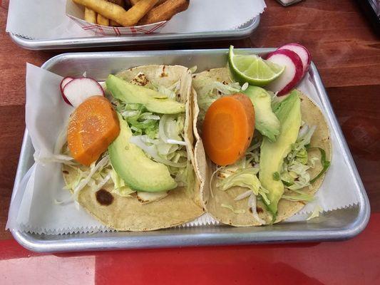 tacos de queso asado y aguacate