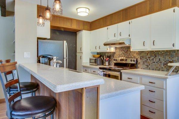This remodeled kitchen is great for making breakfast with the family before heading to the mountain! vacasa.com/unit.php?UnitID=9350