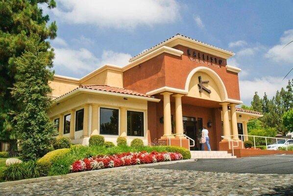 I will be happy to help to enhance your beauty on any way I can . At kallisto salon and spa a profesional and friendly environment .