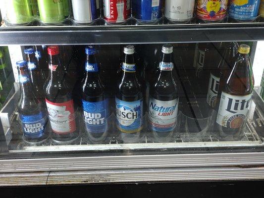 I love this place, good food, dessert s, home made sandwiches and cookies and very cold beer prices are very resealable comparing to others.