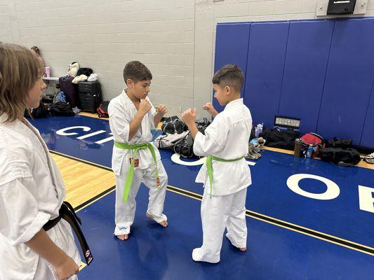 Kid students from PSL training together