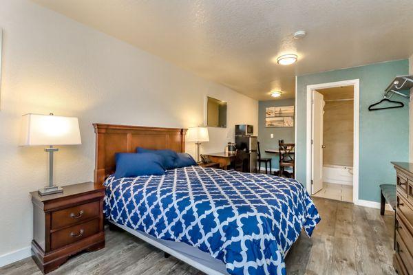 Single queen room.
