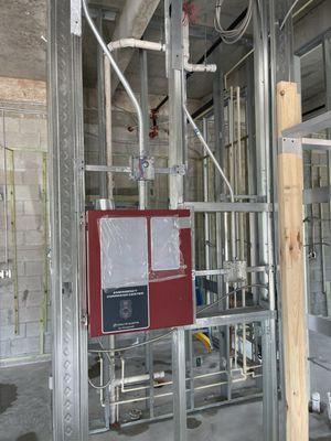 Instalación de panel de alarma de fuego