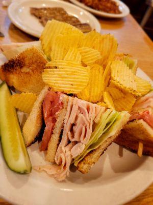 Turkey club w/ chips