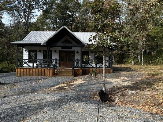 Look at this cute exterior! Inside even better. And outside fire pit. But no fire due to burn ban.