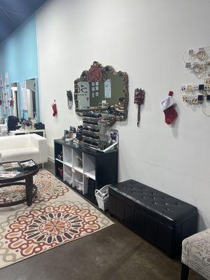 Waiting area / jewelry area