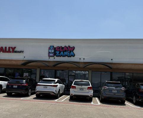 Clawzania located at the SW corner of Plano and Belt Line roads in Richardson.