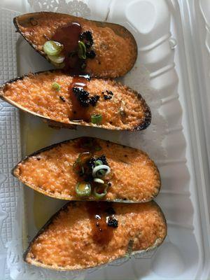 4 Pieces Baked Mussels in Creamy Tobiko Sauce