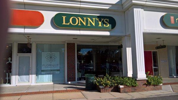 Lonnys Wardrobe - Woodbury