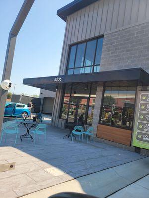 Customer waiting area for full service detailing.