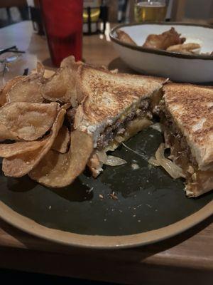 Patty melt with potato chips
