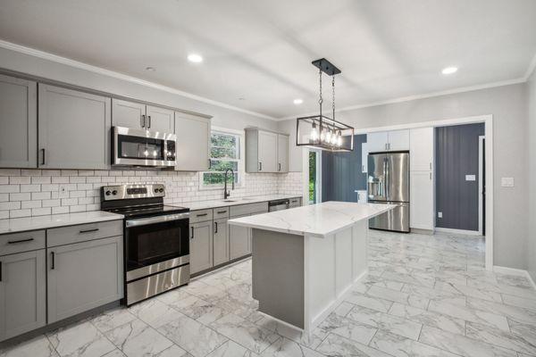 Taylor Tindal - Valor Realty