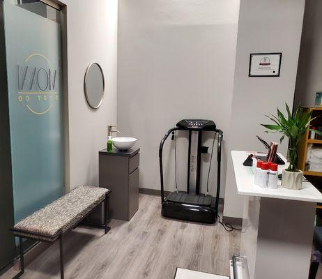 MOXXI waiting area and vibration plate