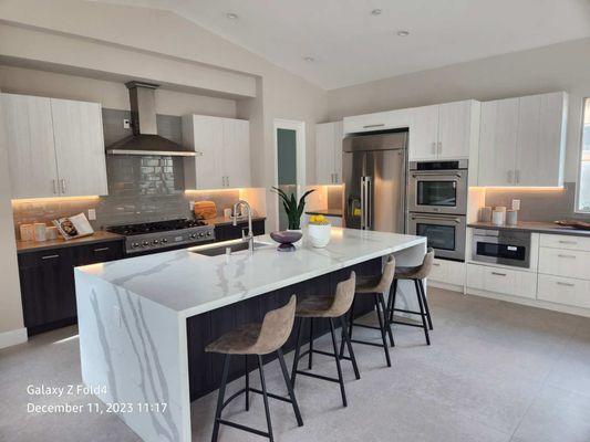 La Quinta, CA
Modern Design- European Style flat cabinets- Quartz Calacatta countertop