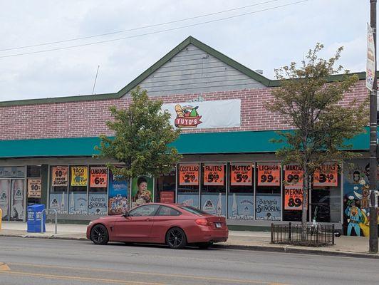 The side of Yuyo's Fresh Market with its signboard
