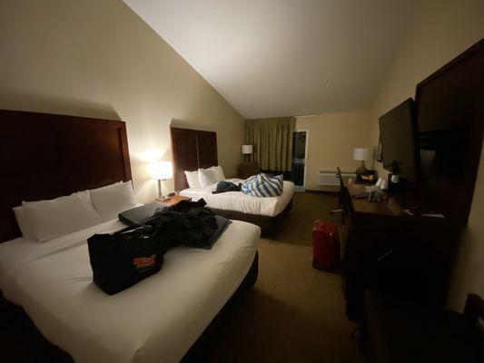 Two queens with balcony