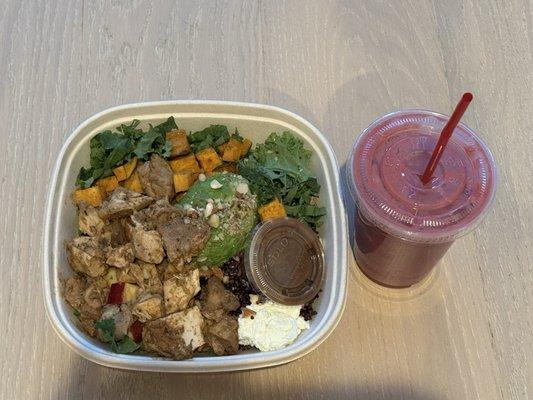 Harvest Bowl witch chicken & Lychee Dragonfruit smoothie
