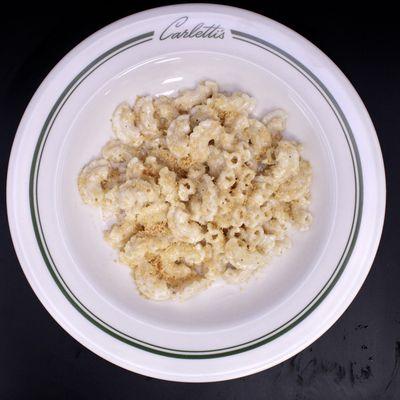 Alfredo Bianco -
DELLA TERRA'S SIGNATURE CRESTE DI GALLO
PASTA TOSSED IN OUR SILKY GARLIC-CREAM SAUCE